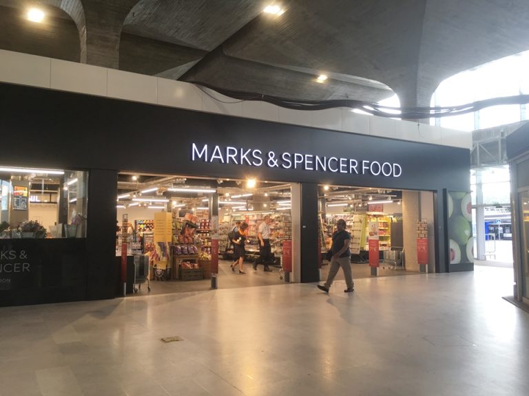 近くのコンビニ