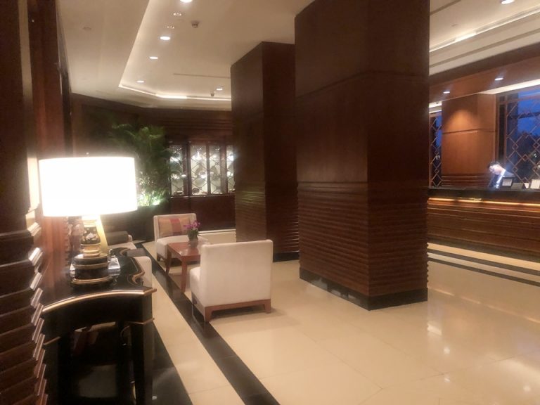 チェックインカウンター入り口