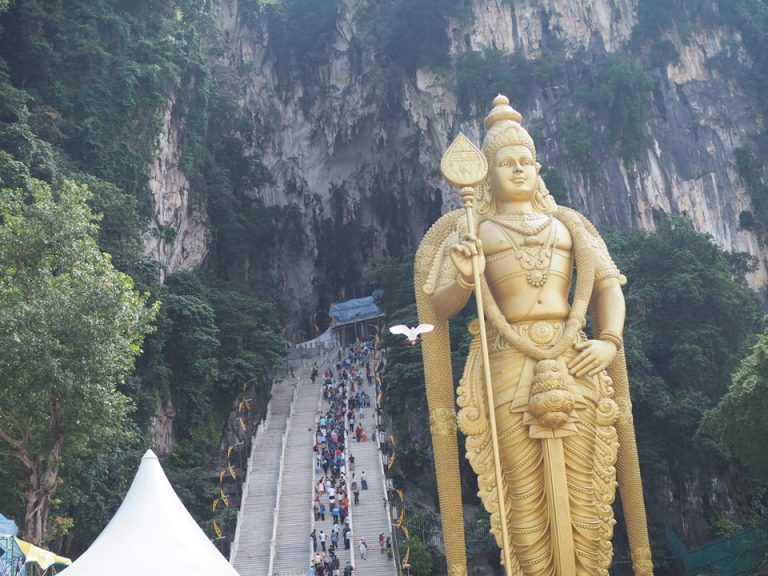 バトゥ洞窟 クアラルンプール郊外にあるヒンドゥー教の整地である洞窟