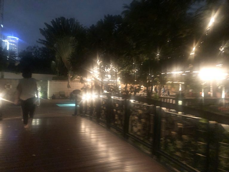 中庭からプールへ向かう橋