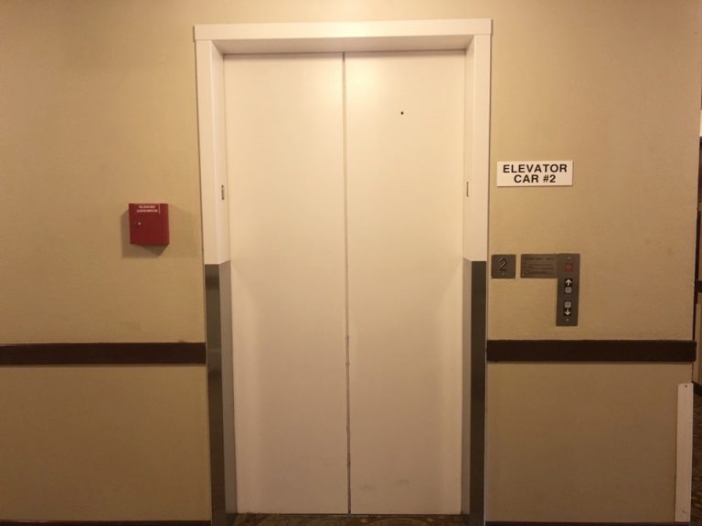 エレベーターホールフロント階2