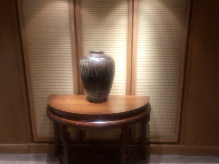 大きなフラワーベースが飾られていたエレベーター正面