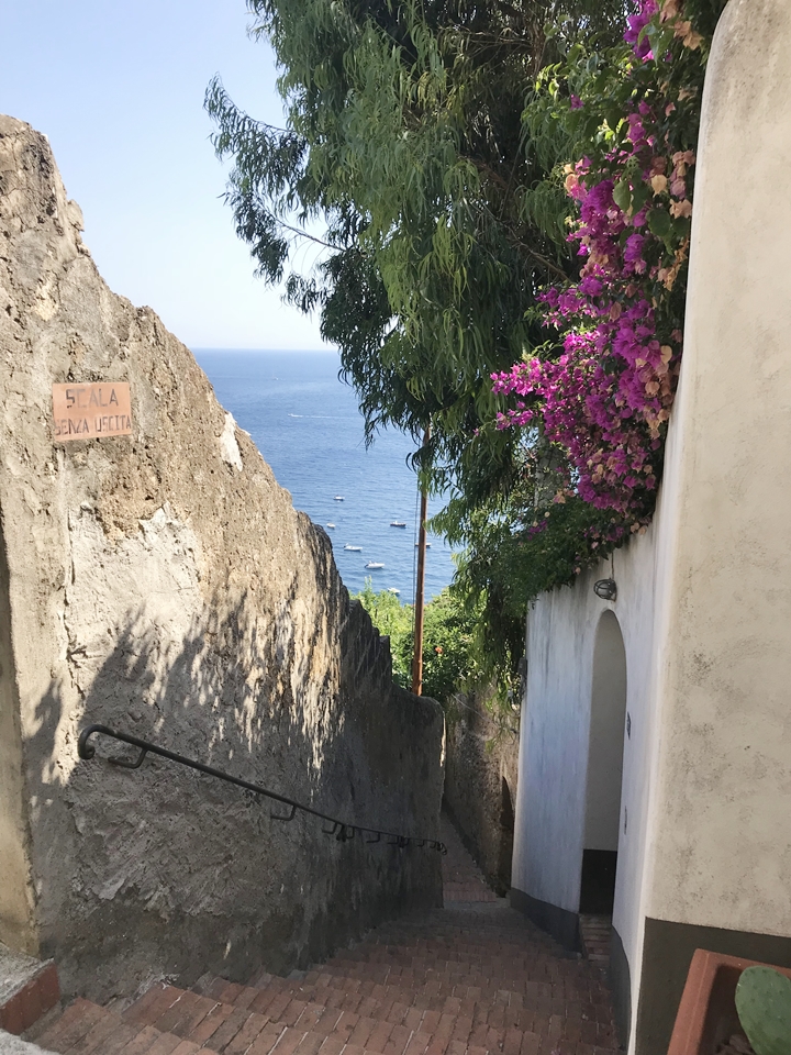 ホテルから徒歩十分圏内 (2)