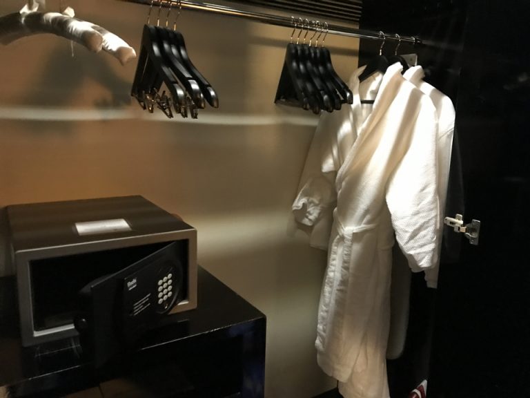 クローゼット内4