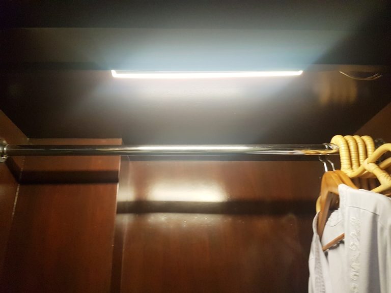 バスルーム:クローゼット、開けると自動的にライトが点灯