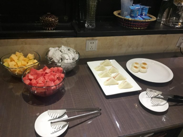 食べやすくカットされたフルーツ3種、サンドイッチ、甘さ控えめのあんまん、ヨーグルト