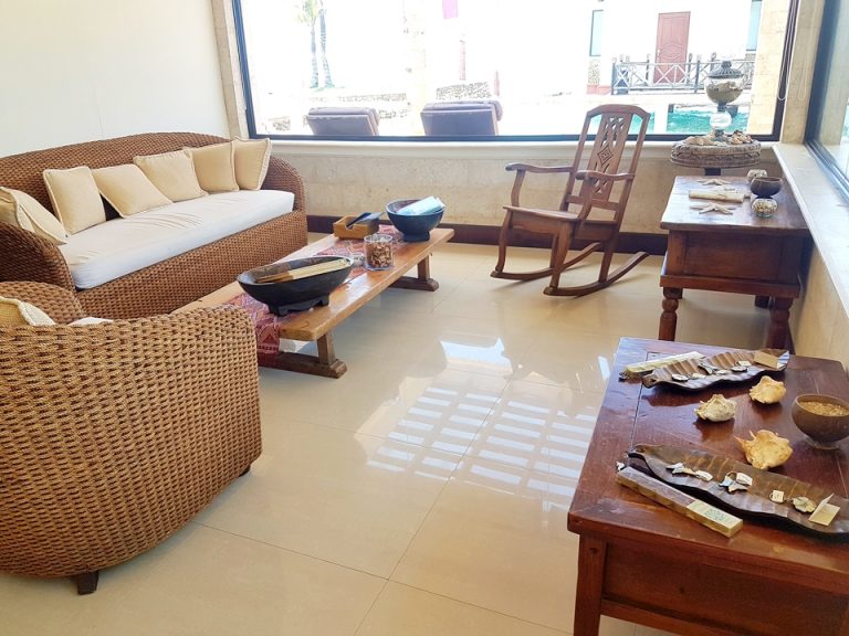 スパ:受付内部の待合場所