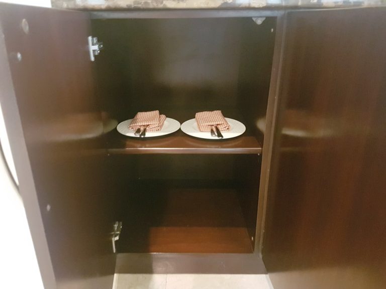 リビング:キャビネットを開けるとあるお皿とカトラリー