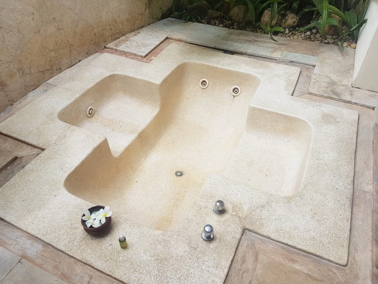 バスルーム:屋外ジャグジー (1)