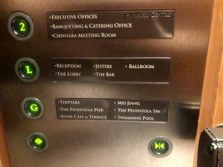 グランドフロアからロビーへ行けるエレベーター内部