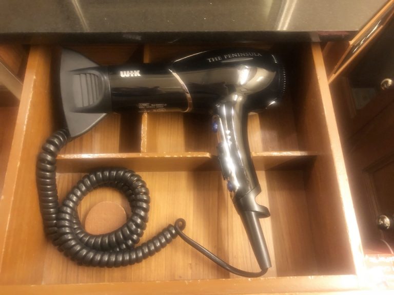 ドレッサーの引き出しの中にはドライヤーが入っていました