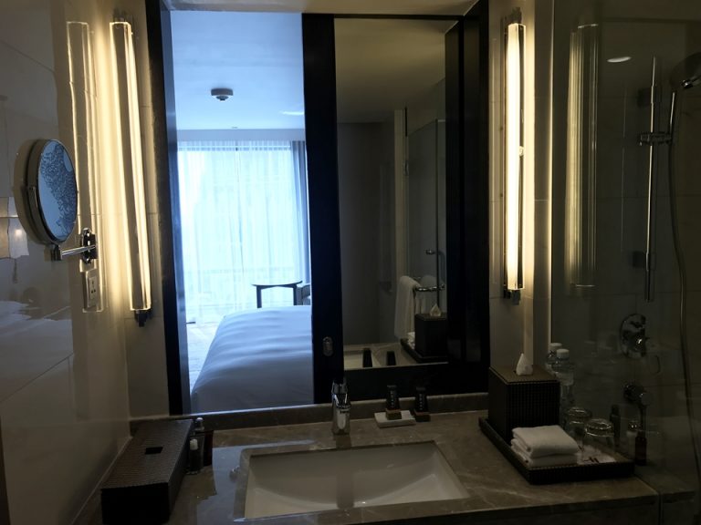 トイレから洗面台2