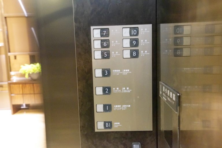 エレベーターボタン