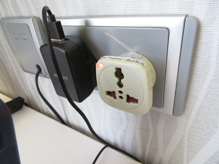 日本のコンセントも入れられます