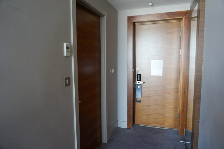 客室内側からのドア