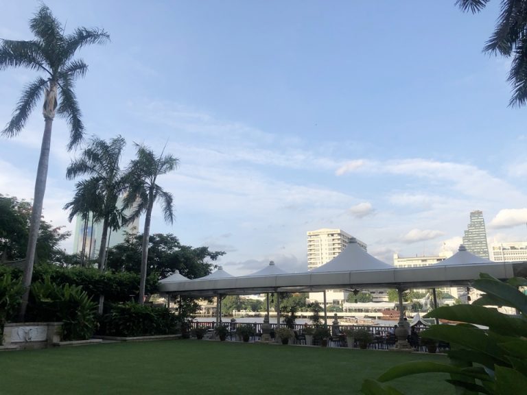 中庭は大きくはないですが川沿いなので風が通りホテルの日陰になるので涼しく過ごせます