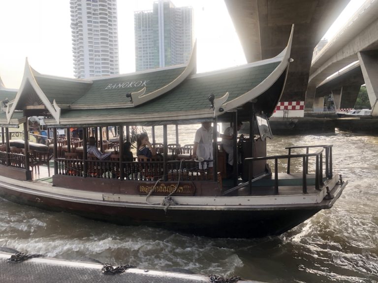 ペニンシュラホテル専用の無料シャトルボート