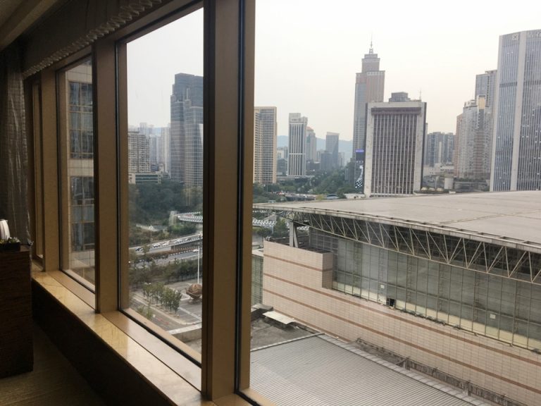 客室に入ってすぐ右手にある長い窓。重慶のスカイスクレーパーと、国際会議展覧センターが見えます。