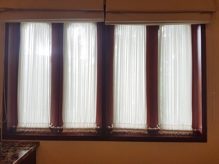 リビング:窓、開けても緑が生い茂っているだけです、外部は見えません