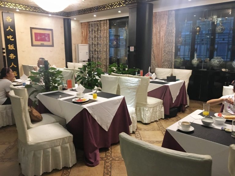 朝食会場。テーブルは全部で8台