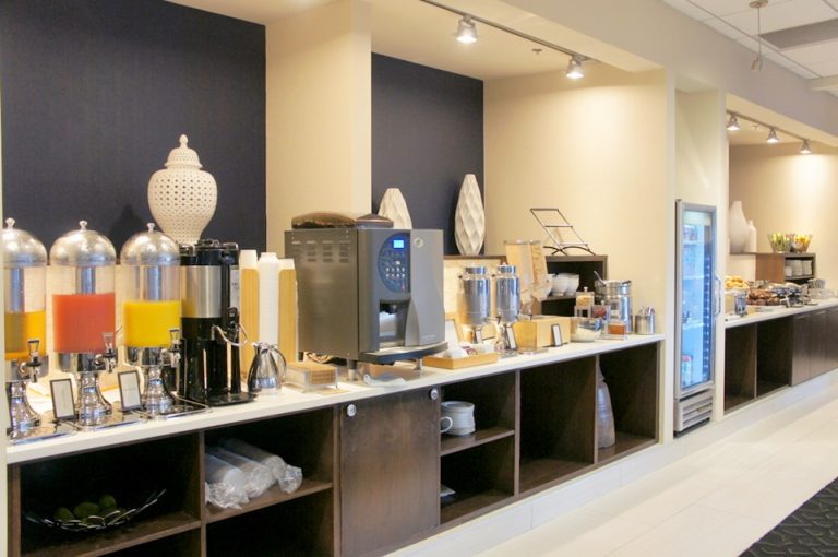 朝食ビュッフェカウンター