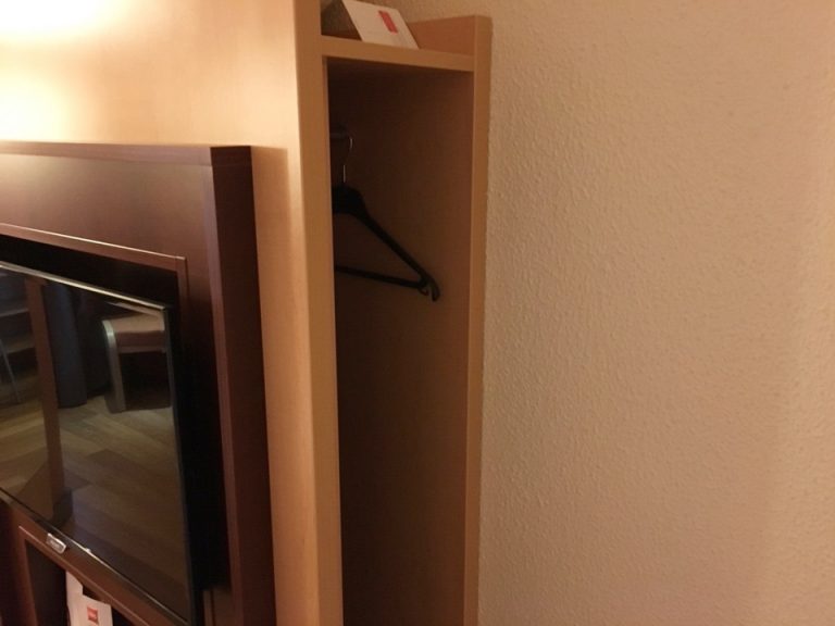 クローゼット右