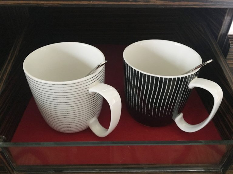 マグカップとティースプーン。テレビ台の左側の扉を開けると、引き出しに入っています