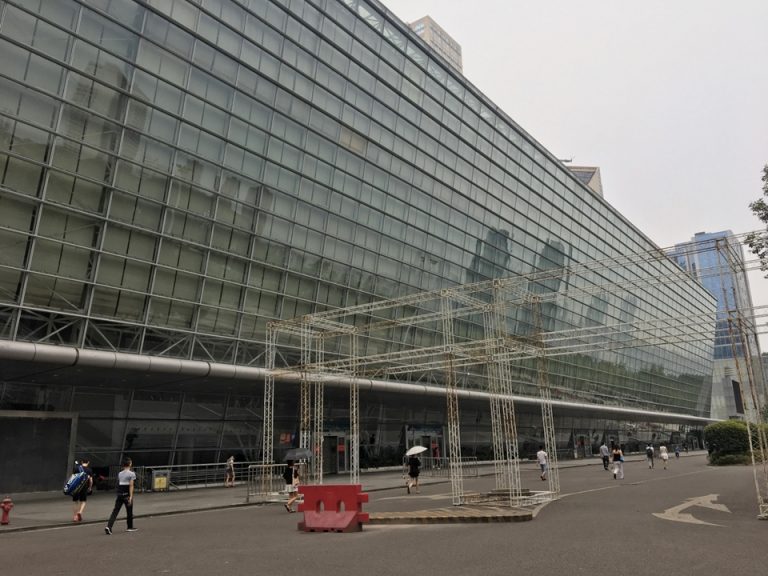 工貿駅3B出口を出ると左に国際会議展覧センターがあります