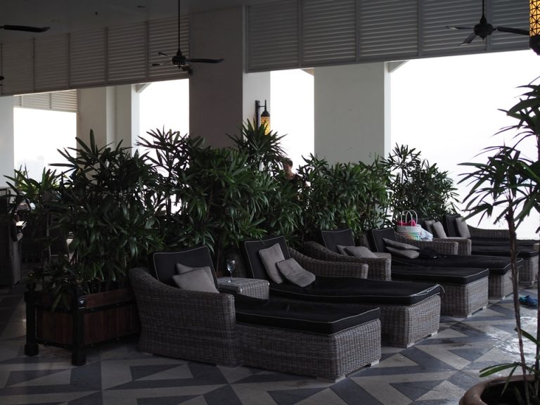 プール2 新館にあります 屋根の下にソファがあり、ドリンクを飲みながらのんびりできます