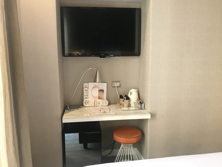 テレビとミニバー