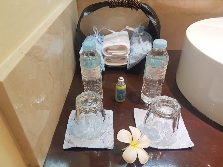 バスルーム:シャワー室側の洗面台