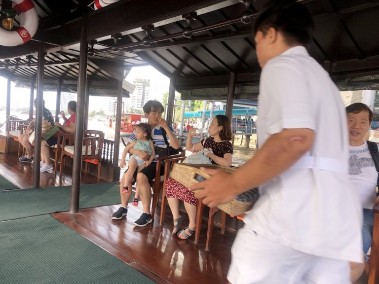 対岸のペニンシュラバンコクまで5分もかからない程ですがこうやってスタッフがお水をサービスしてくれます