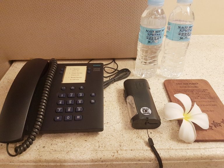 ベットルーム:ベットの隣に設置されている電話と懐中電灯