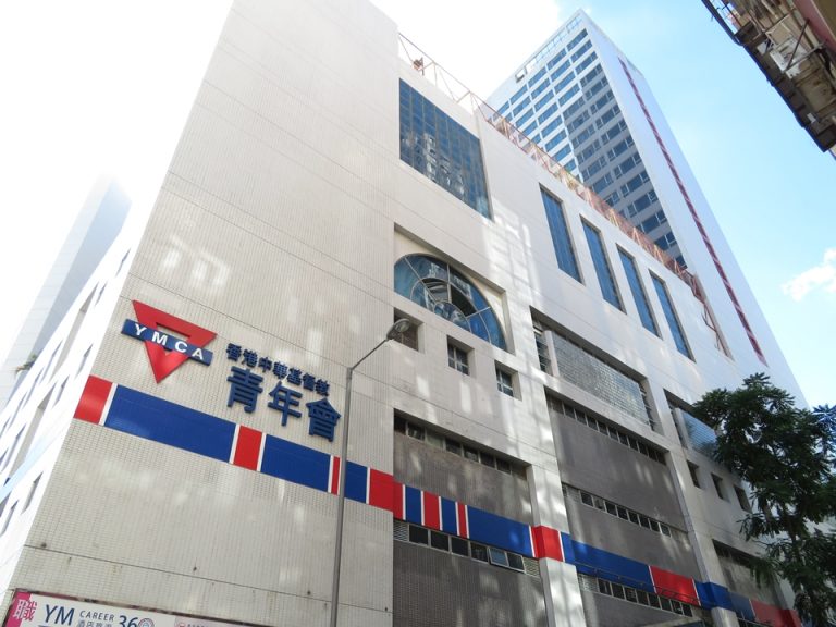 YMCAの文字のあるビル