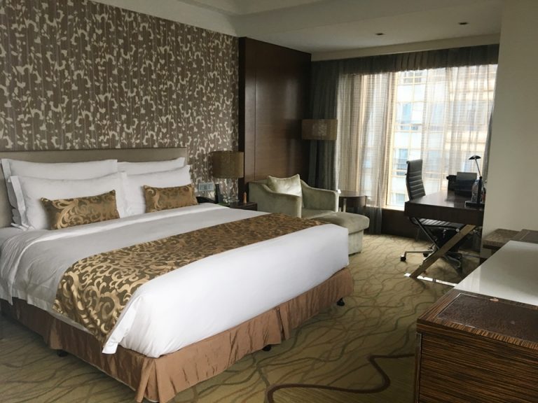 入り口から客室を見た様子。落ち着いた印象