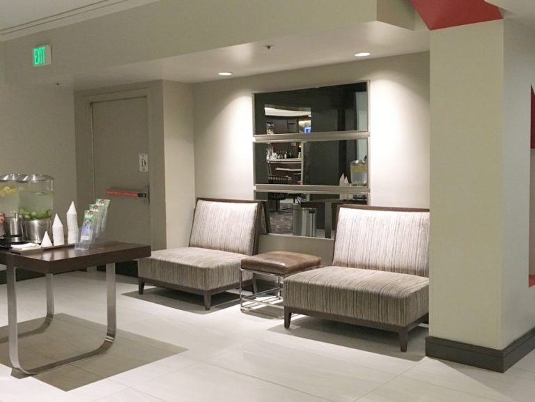 フロント・ロビー