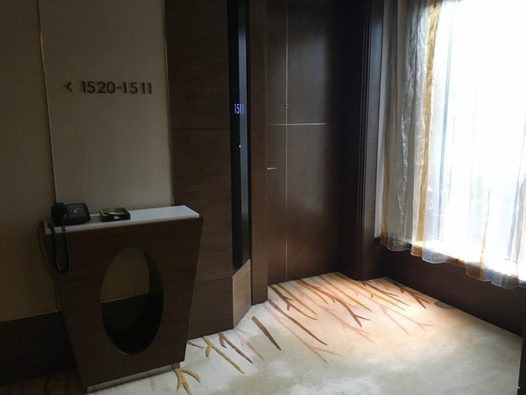 外の廊下から見た客室のドア