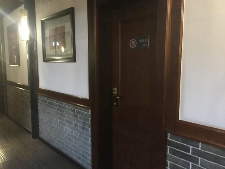 外の廊下から見た客室のドア