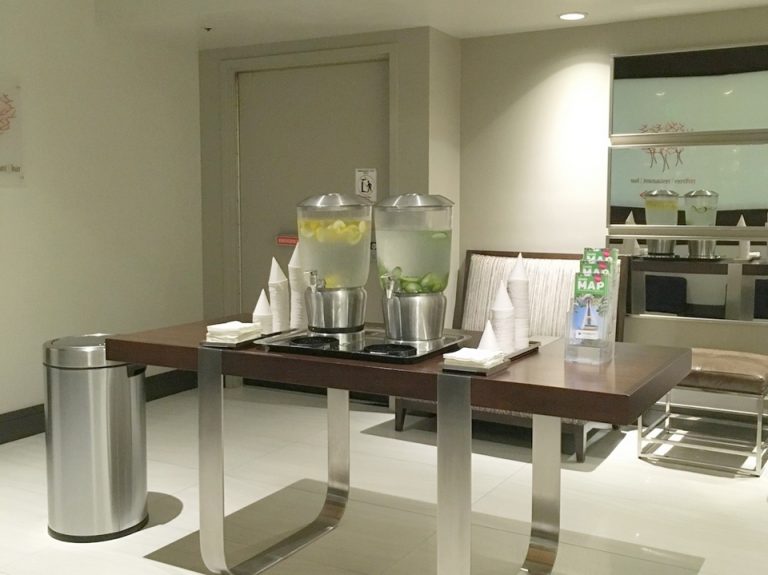 フロント・ドリンクコーナー