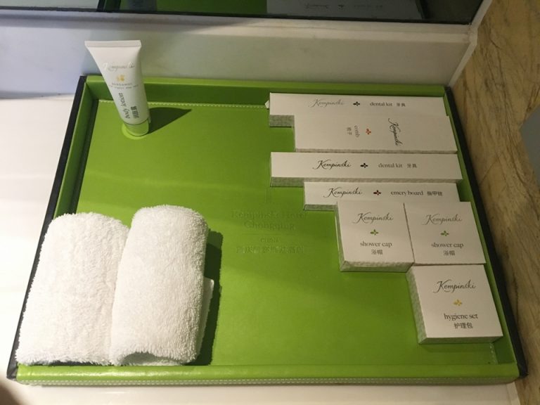 アメニティ。ボディローション、プラスチックの櫛、歯磨きセット、爪やすり、シャワーキャップ、綿棒、コットン。歯ブラシは日本のものよりヘッドが大きいです。綿棒も綿球が大きく、細かい箇所には不向き