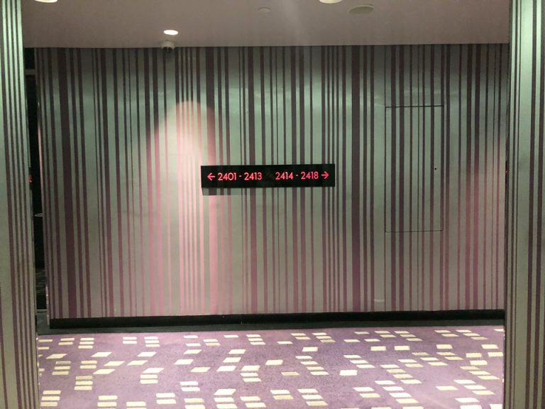 エレベータホールから