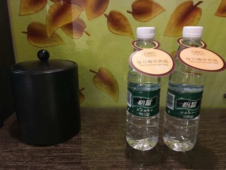 無料のミネラルウォーターとアイスペール