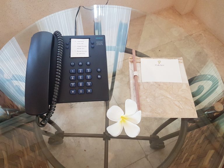 リビング:電話、番号の案内は日本語で記載