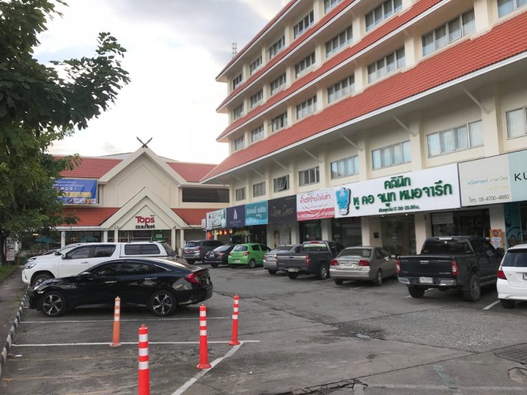 ホテル並びのお店とスーパー3