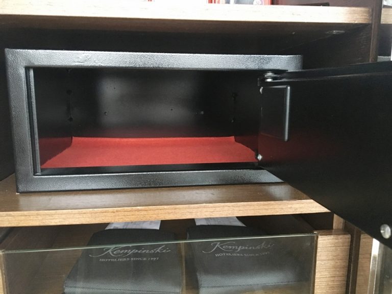 金庫を開けた状態。内部に電源はありません。Surface 3を入れても余裕があります。