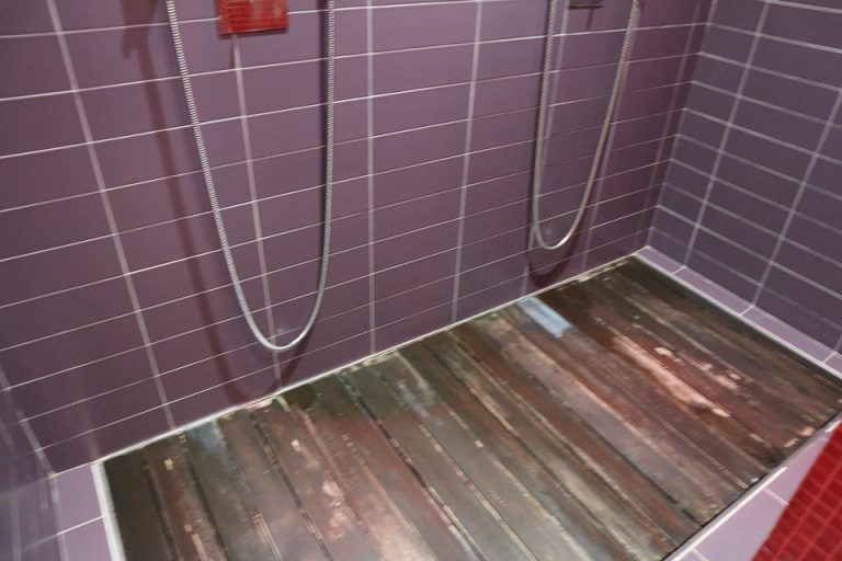 シャワールーム床