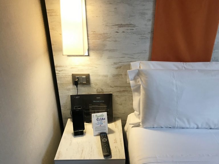 ベッド横にある貸し出し携帯