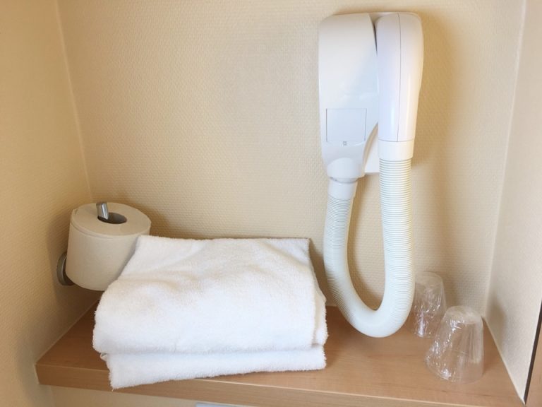 ドライヤー、タオル、グラス