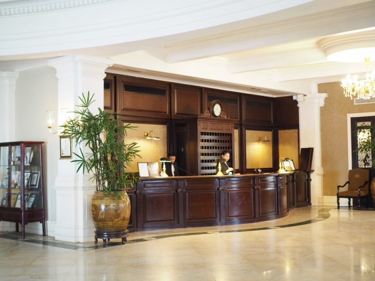 フロントカウンターと全体