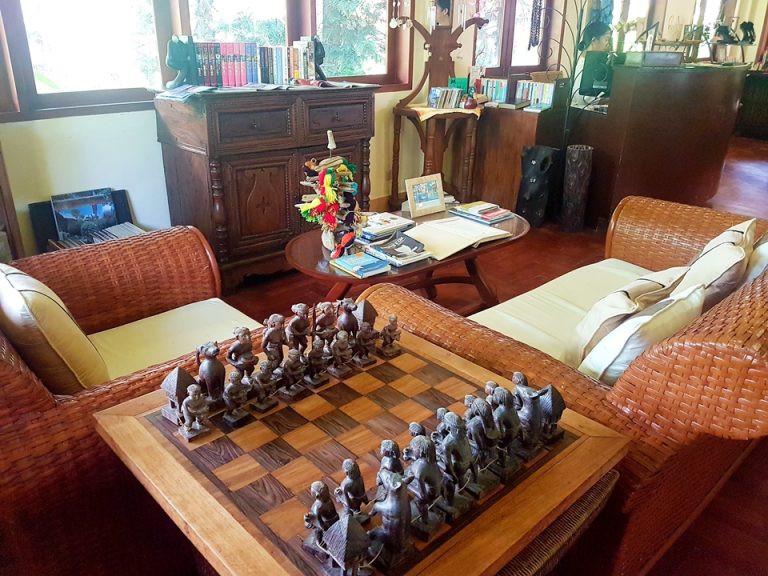 ショップ:図書と休憩スペース